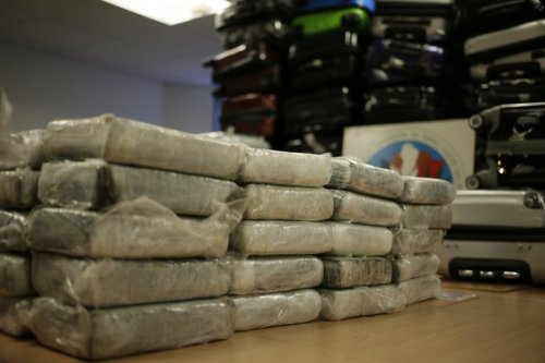 Trafic de drogue : plus de 200 kg de cocaïne saisis dans des valises à l’aéroport de Roissy, six voyageurs arrêtés