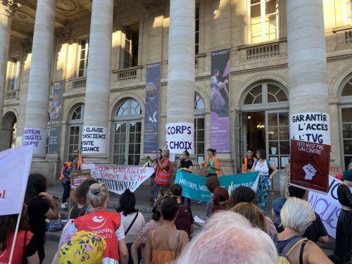 « Mon corps, mon choix » : 200 personnes réunies à Bordeaux pour la journée du droit à l’avortement