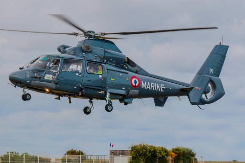 Landes : deux surfeurs emportés par une baïne, sauvés en pleine nuit par l’hélicoptère Dauphin de La Rochelle