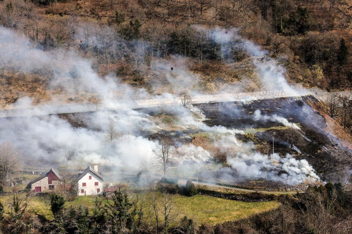 La préfecture des Pyrénées-Atlantiques interdit les écobuages jeudi 20 mars