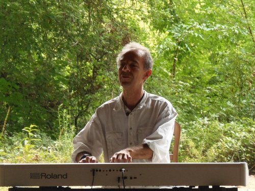 Musique en Dordogne : Bach interprété par le pianiste Cyril Marie sous le grand abri de Gorge d’Enfer
