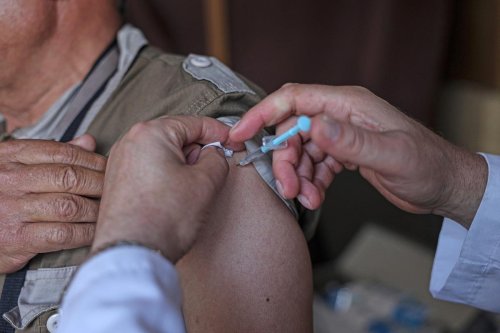 Covid-19 : le professeur Alain Fischer bat le rappel de la vaccination pour les plus de 60 ans