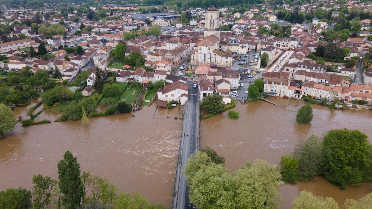 Crues en Dordogne : la Vézère amont repasse en vert, le pic de crue se déplace le long de l’Isle