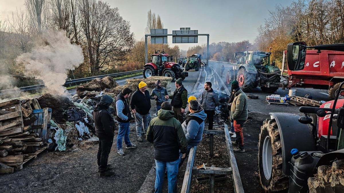 Colère agricole au Pays basque : la sortie Briscous toujours bloquée, des panneaux « Commune hors Mercosur » bientôt installés