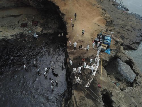 Éruption et tsunami au Tonga : la houle provoque un accident dans une raffinerie et une marée noire