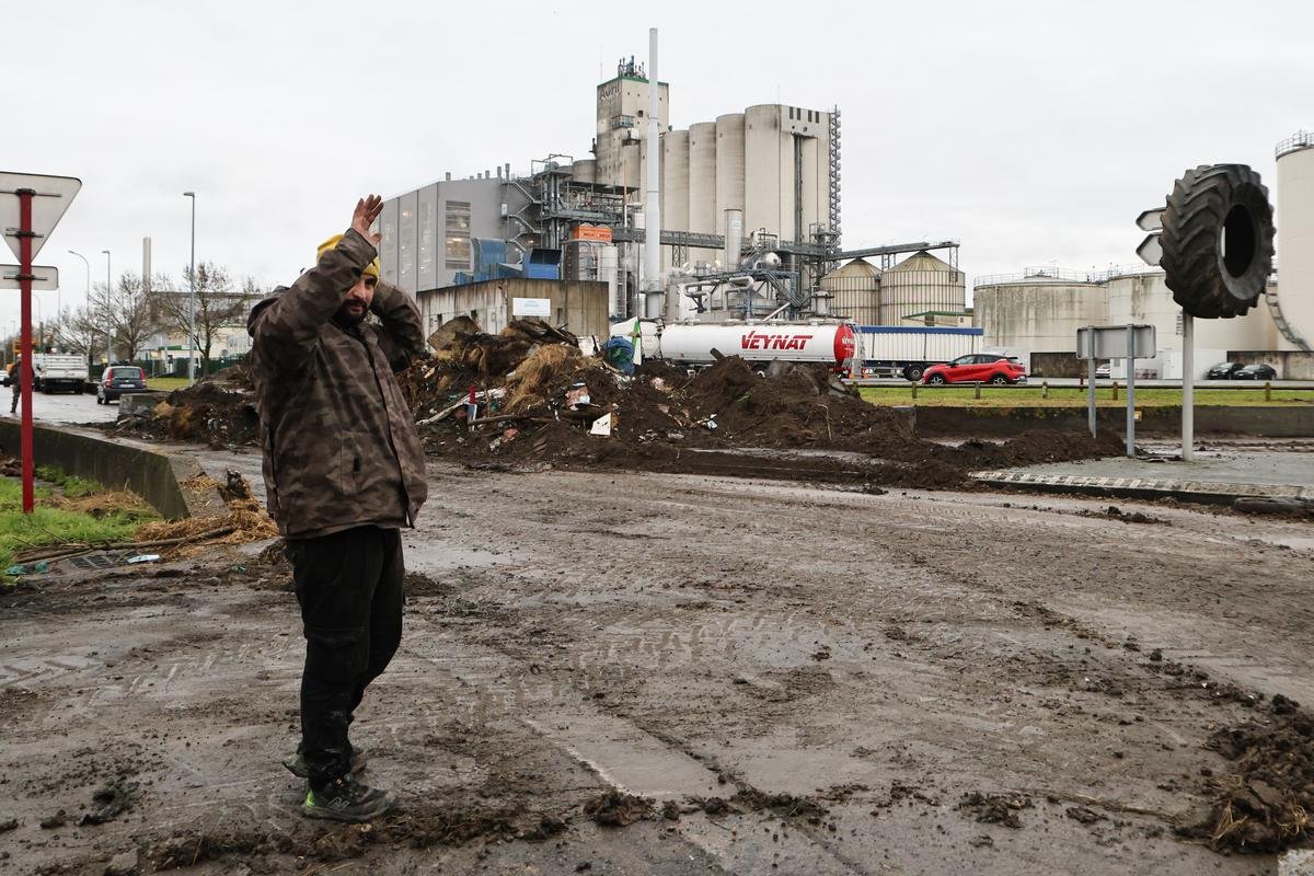 Au port de Bordeaux, les bonnets jaunes (re)bloquent le dépôt pétrolier pour « toucher le porte-monnaie de l’État »