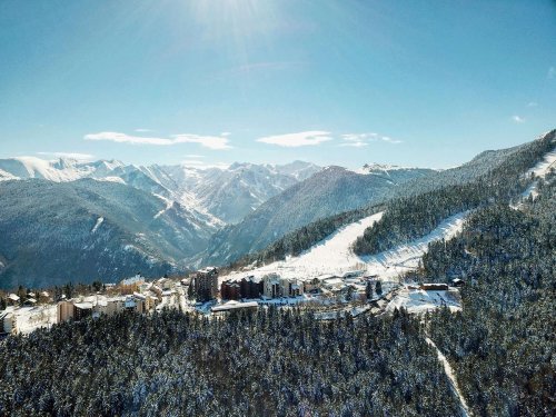 Ax 3 Domaines, évadez-vous parmi les beaux panoramas et domaines de skis et de sports d’hiver en Ariège