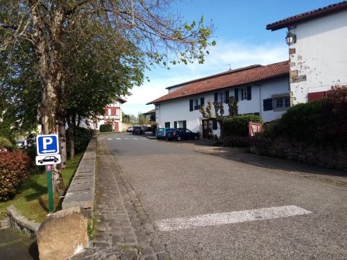 Pays basque : des bornes rétractables pour empêcher la traversée d’Ainhoa dès le mois de juillet