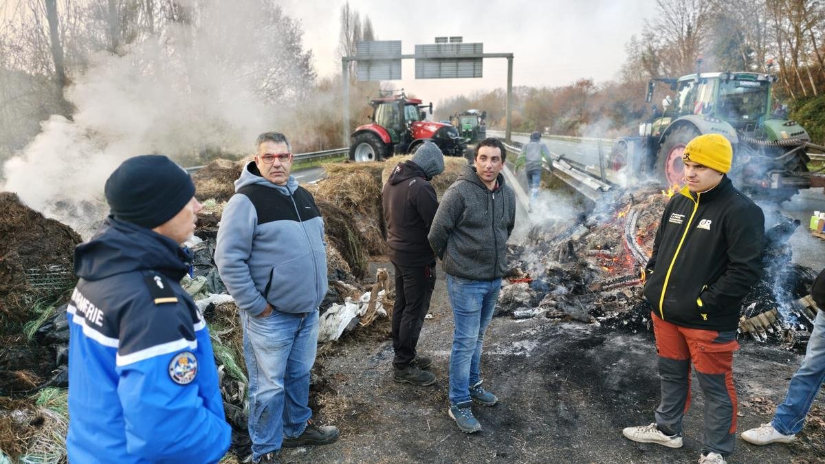 Colère des agriculteurs : deux policiers légèrement blessés en Pyrénées-Atlantiques, les blocages concentrés à Pau et à Urt