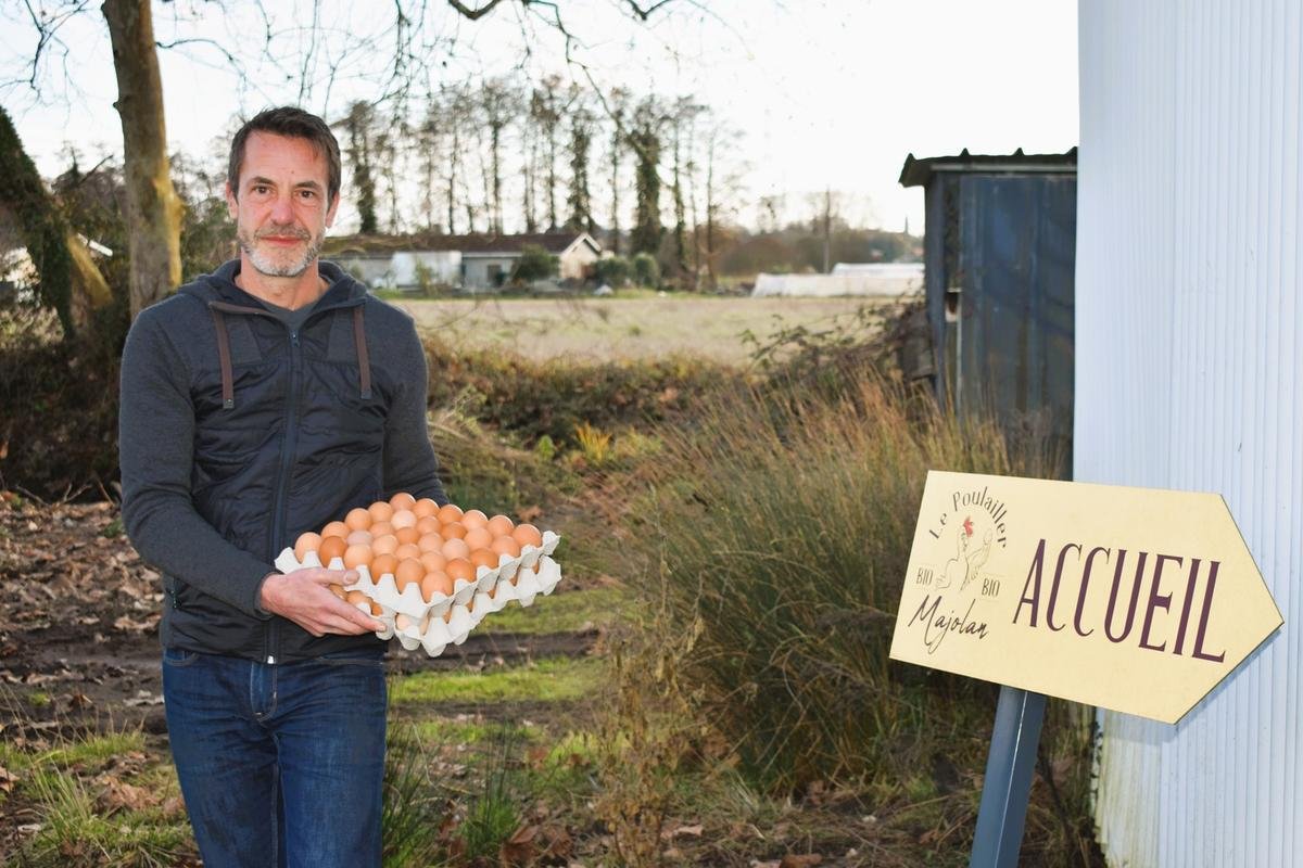 « Je laisse mes poules vivre leur vie naturellement » : au Taillan-Médoc, pour son poulailler, Éric Cancel a fait le choix du plein air et du bio, au détriment de la productivité