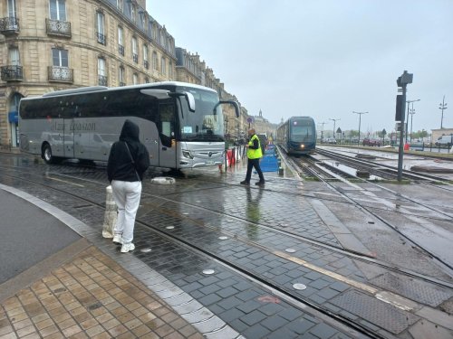 Bordeaux : un autocar emprunte les voies du tram et bloque deux lignes