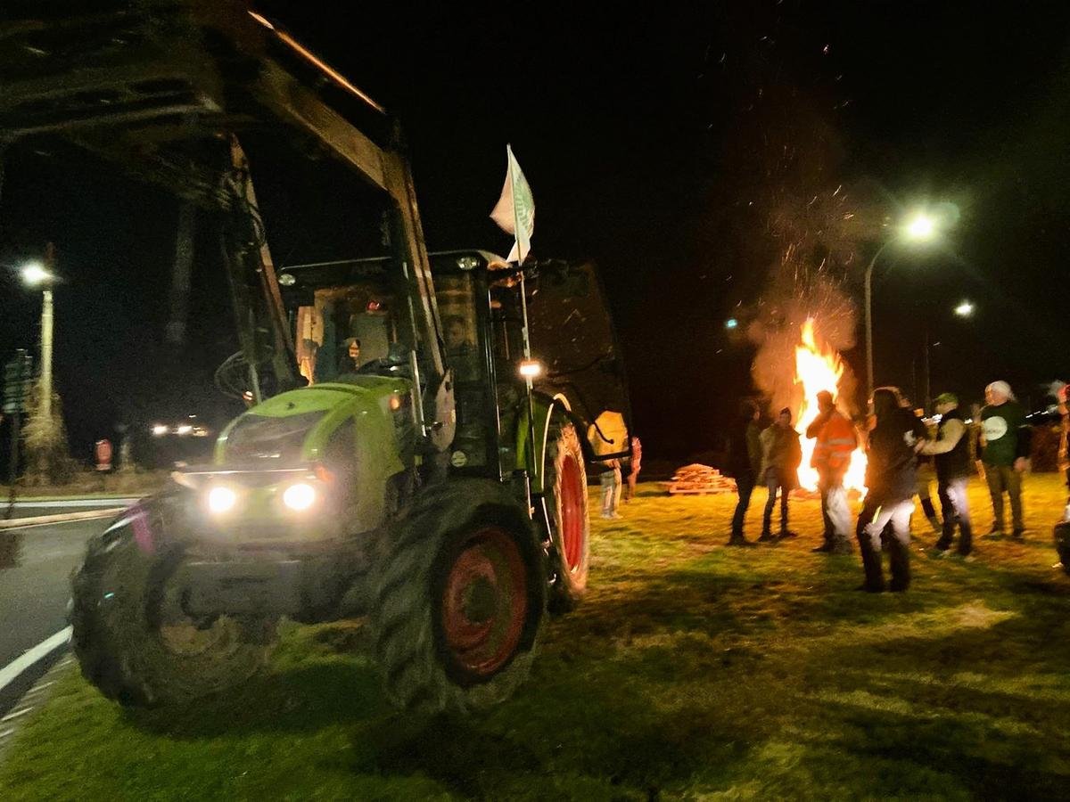 Colère des agriculteurs : une opération « feu de la colère » menée de nuit en Béarn au cœur du bassin de Lacq