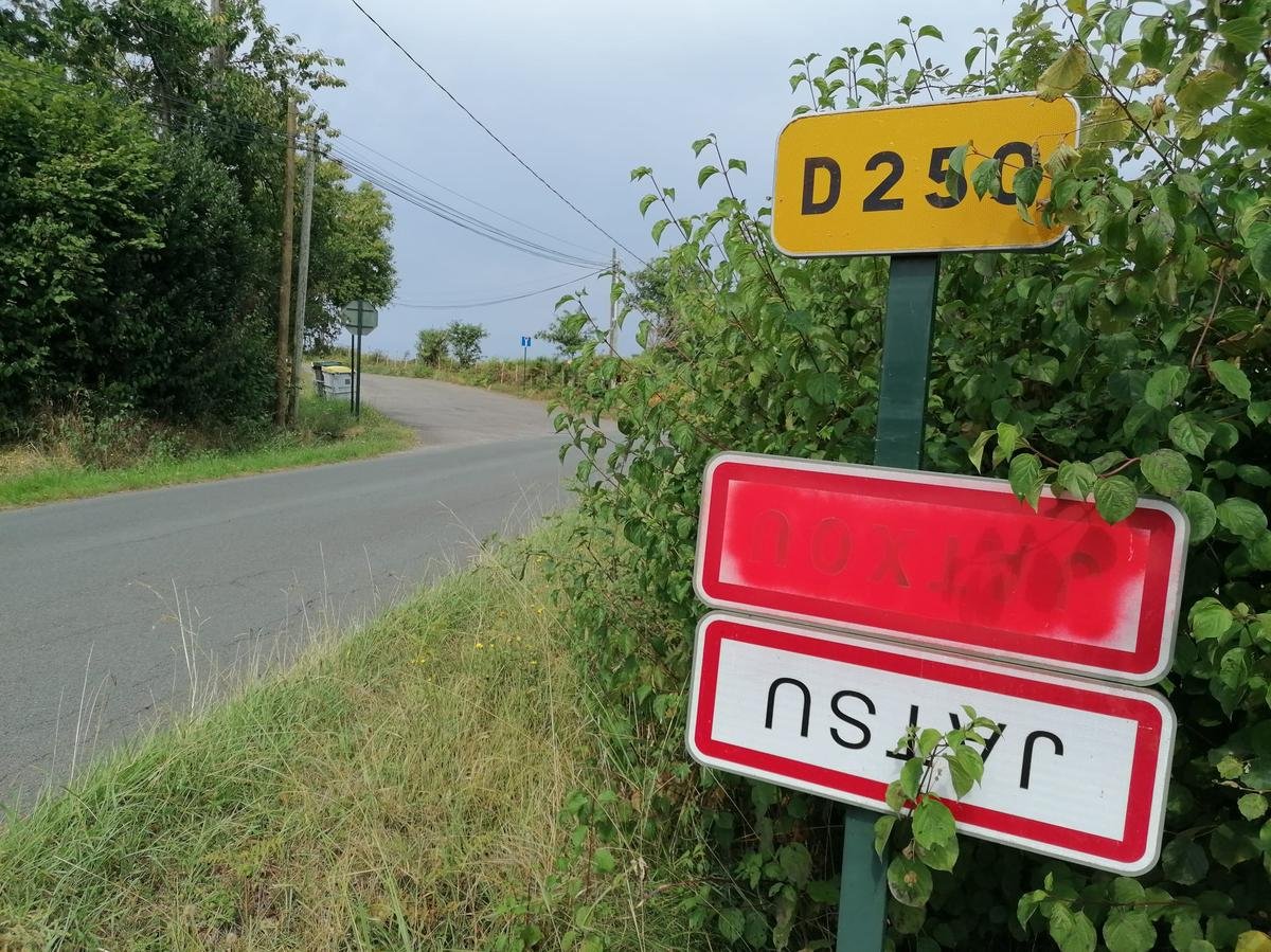 Panneaux retournés, enlevés ou tagués : comment certaines communes du Pays basque réagissent aux dégradations