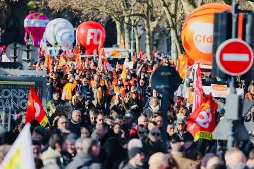 Grève du 31 janvier à Bordeaux : les manifestants s’élancent de la place des Quinconces