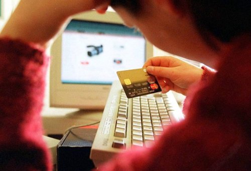 « Il m’a envoyé la copie de mes comptes par SMS ! » : victime d’une célèbre arnaque, elle témoigne