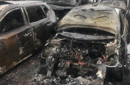 Gironde : cinq voitures en feu devant un château du Médoc en ruines