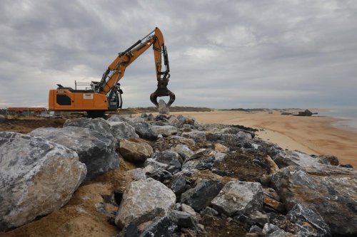 Vidéo. Érosion des Landes : 3 000 tonnes de pierres pour protéger Capbreton