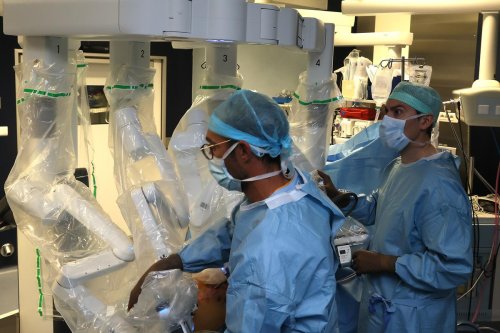 Santé : grâce à la chirurgie robotique, le CHU de Bordeaux réduit les complications