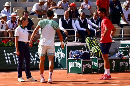 Vidéo. Roland-Garros 2023 : Djokovic met Alcaraz à terre, trahi par son corps, et file en finale dans une étrange atmosphère