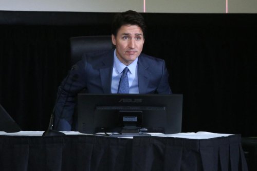 Au Canada, Trudeau défend son recours à une loi d’urgence pour mettre fin à la crise des camionneurs