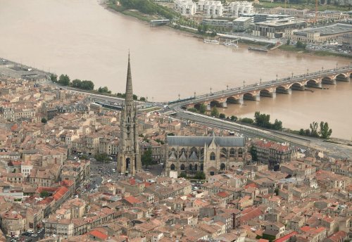 Bordeaux : un gigantesque échafaudage autour de la flèche Saint-Michel