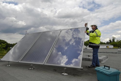 Panneaux solaires : le gouvernement appelle les Bâtiments de France à l’ouverture