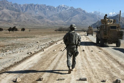 Afghanistan, la stratégie double des talibans : forcer la paix ou s'imposer militairement