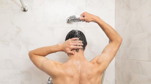 Est-il préférable de se doucher le matin ou le soir ? Un microbiologiste répond