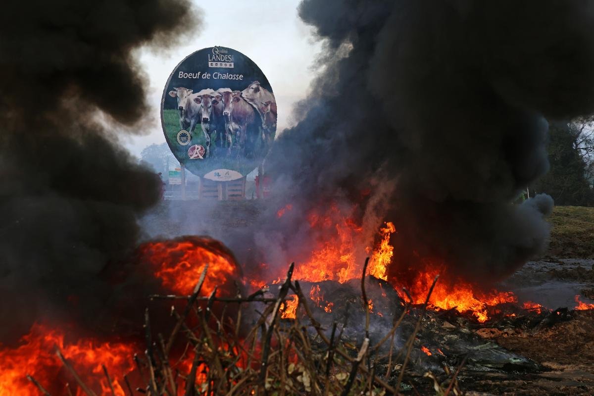 Colère des agriculteurs dans les Landes : barrages en feu, circulation perturbée… le cinquième jour de mobilisation en images