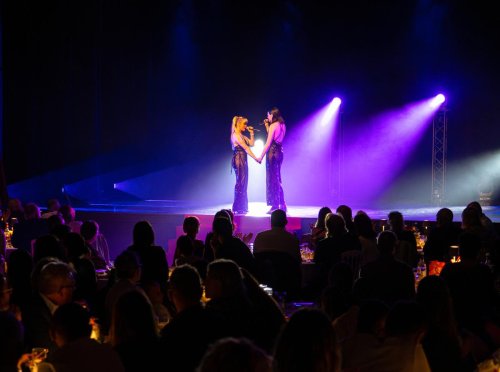 Succès éclatant pour la première soirée cabaret d’Évasion des dunes à Marcheprime