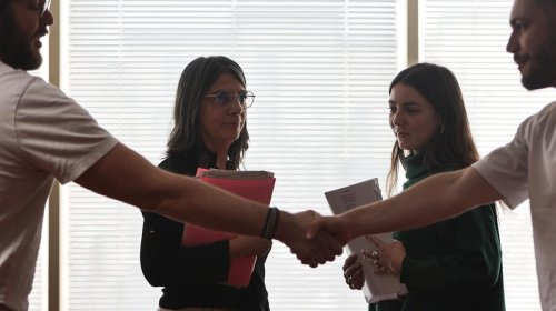 28 % des postes clés du pouvoir occupés par des femmes : que révèle le nouvel index d’Oxfam ?