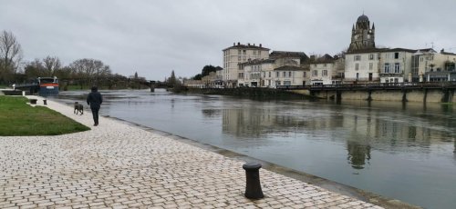 Charente-Maritime : la Charente en « crue faible » à Saintes, des routes coupées