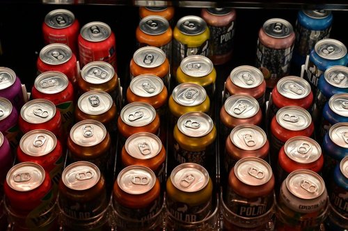 Sodas, bonbons, sauces : pourquoi certains produits interdits en France envahissent quand même nos rayons ?