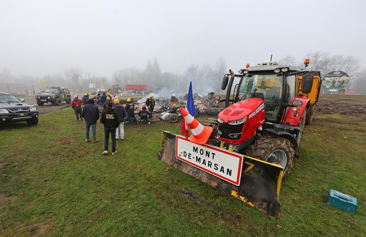 Colère des agriculteurs dans les Landes : le blocage de la RD 824 en images