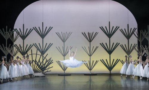 Danse : on a vu une « Giselle » épurée et intemporelle à l’Opéra de Bordeaux