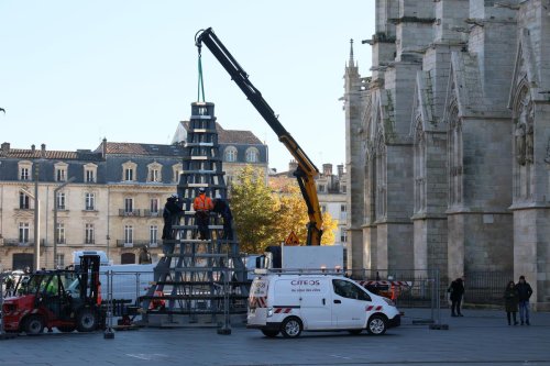 Bordeaux : le sapin de Noël design d’Arnaud Lapierre est en cours d’installation