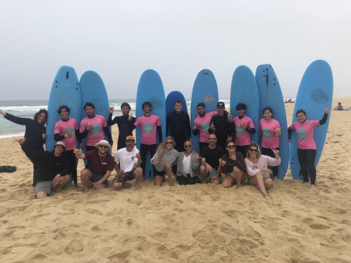 De jeunes Afghans découvrent le surf dans les Landes : « Ici, personne ne me menace de mort parce que je surfe »