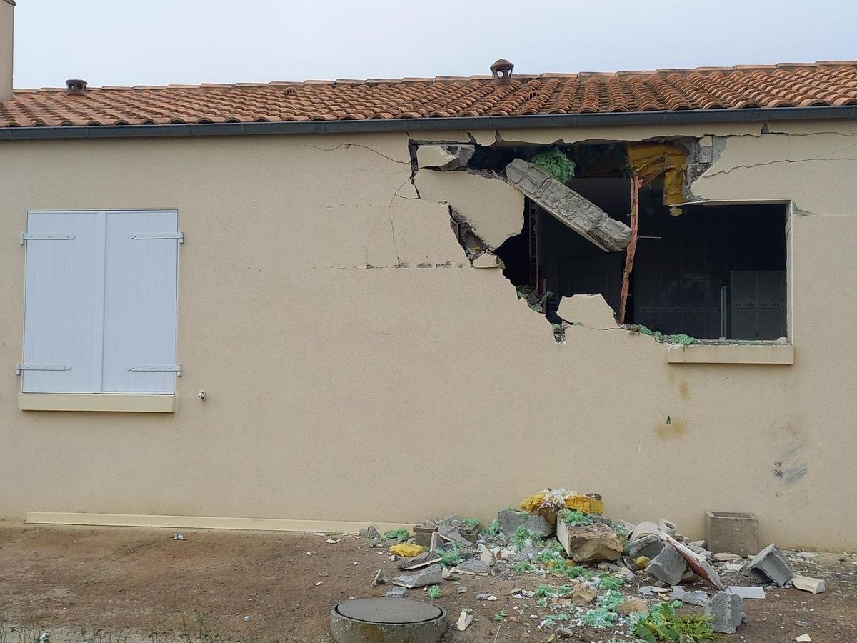 Charente-Maritime : un agriculteur jugé aux assises pour tentative d’assassinat après avoir éventré deux maisons avec son tracteur