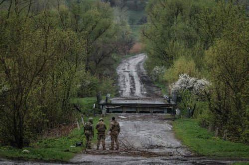 Guerre en Ukraine : l’armée ukrainienne aurait « encerclé » des milliers de soldats russes à Lyman, ville dans l’Est