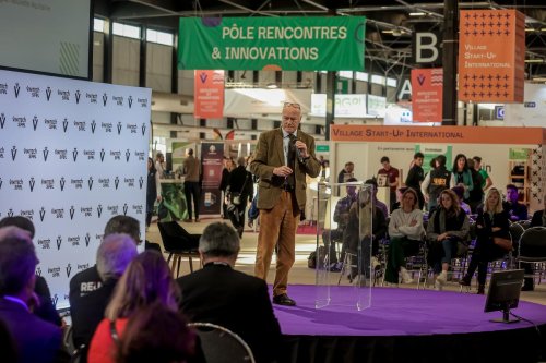 Bordeaux : au salon Vinitech, Alain Rousset appelle un « plan social national » pour l’arrachage des vignes