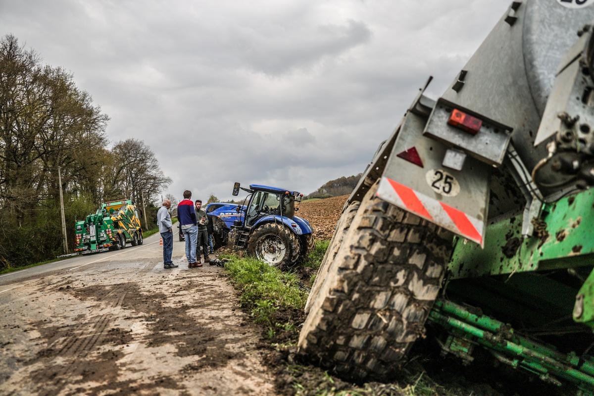 « On a creusé à mains nues » : le récit des automobilistes qui ont sauvé la vie d’un agriculteur coincé sous son tracteur en Béarn