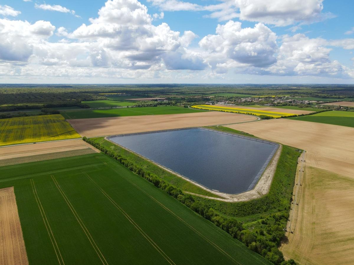Charente-Maritime : neuf agriculteurs irrigants accusés d’avoir rempli des bassines illégales
