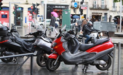 Motos et scooters devront-ils bientôt payer pour stationner dans les villes du Sud-Ouest ?