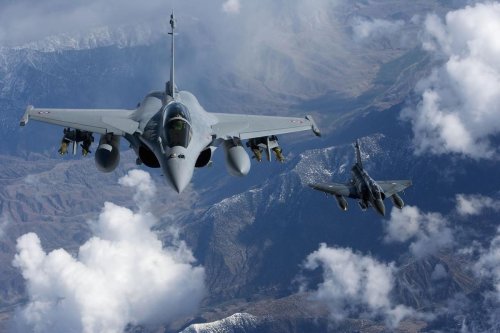 Guerre en Ukraine : « On a besoin de produire plus de Rafale », dit Macron à « Sud Ouest »