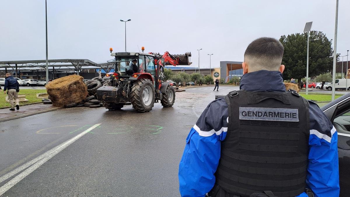 Gironde : les agriculteurs bloquent le rond-point du centre commercial de Sainte-Eulalie, d’importants bouchons en cours