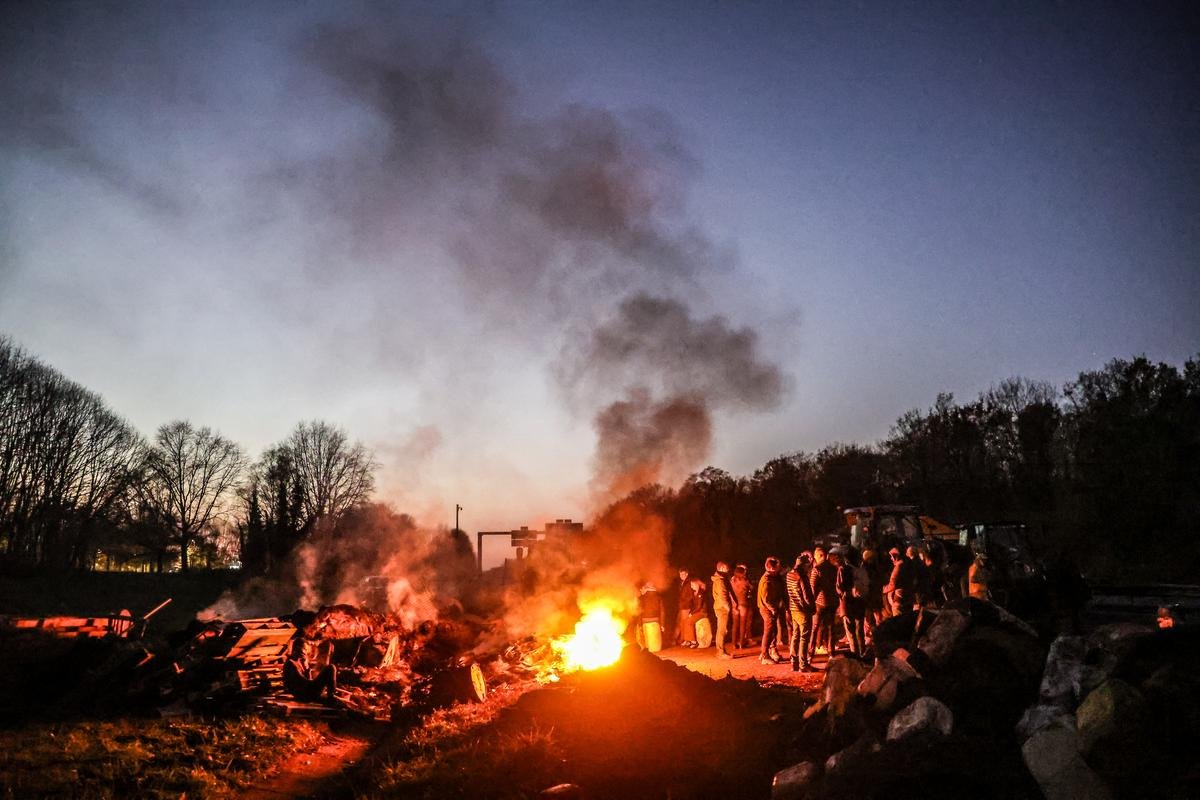 Pyrénées-Atlantiques. « Ils ne savent même pas ce que c’est qu’une vache ! » : sur les points de blocage, paroles d’éleveurs en colère