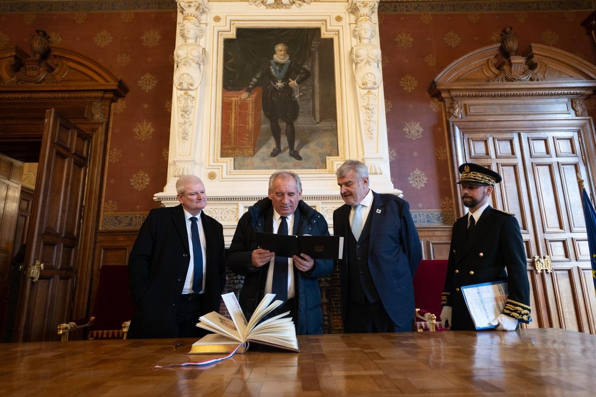 La Rochelle Agglo : hôpital, foncier, logement… Bayrou confronté aux dossiers locaux