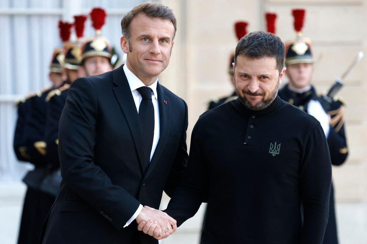 Guerre en Ukraine : à Paris, Zelensky assure que Kiev « défend l’Europe », Macron annonce deux milliards d’euros de soutien militaire