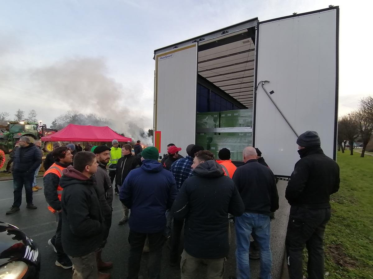 Colère des agriculteurs en Charente-Maritime : « La courge, on en produit dans le département », les agriculteurs contrôlent les camions dans l’agglo de La Rochelle