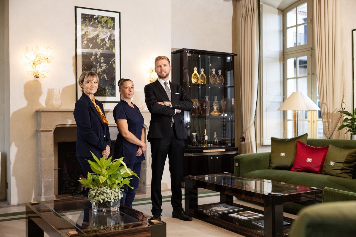 « Ça peut être un hélicoptère, une demande en mariage ou un paquet de chips » : ces invisibles au service de la vie de château